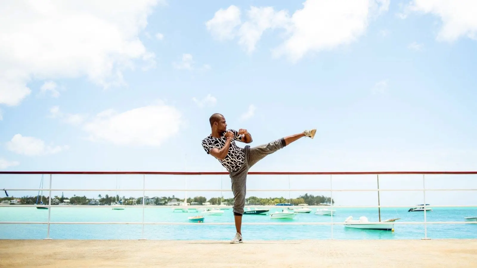 High kick au bord du lagon
