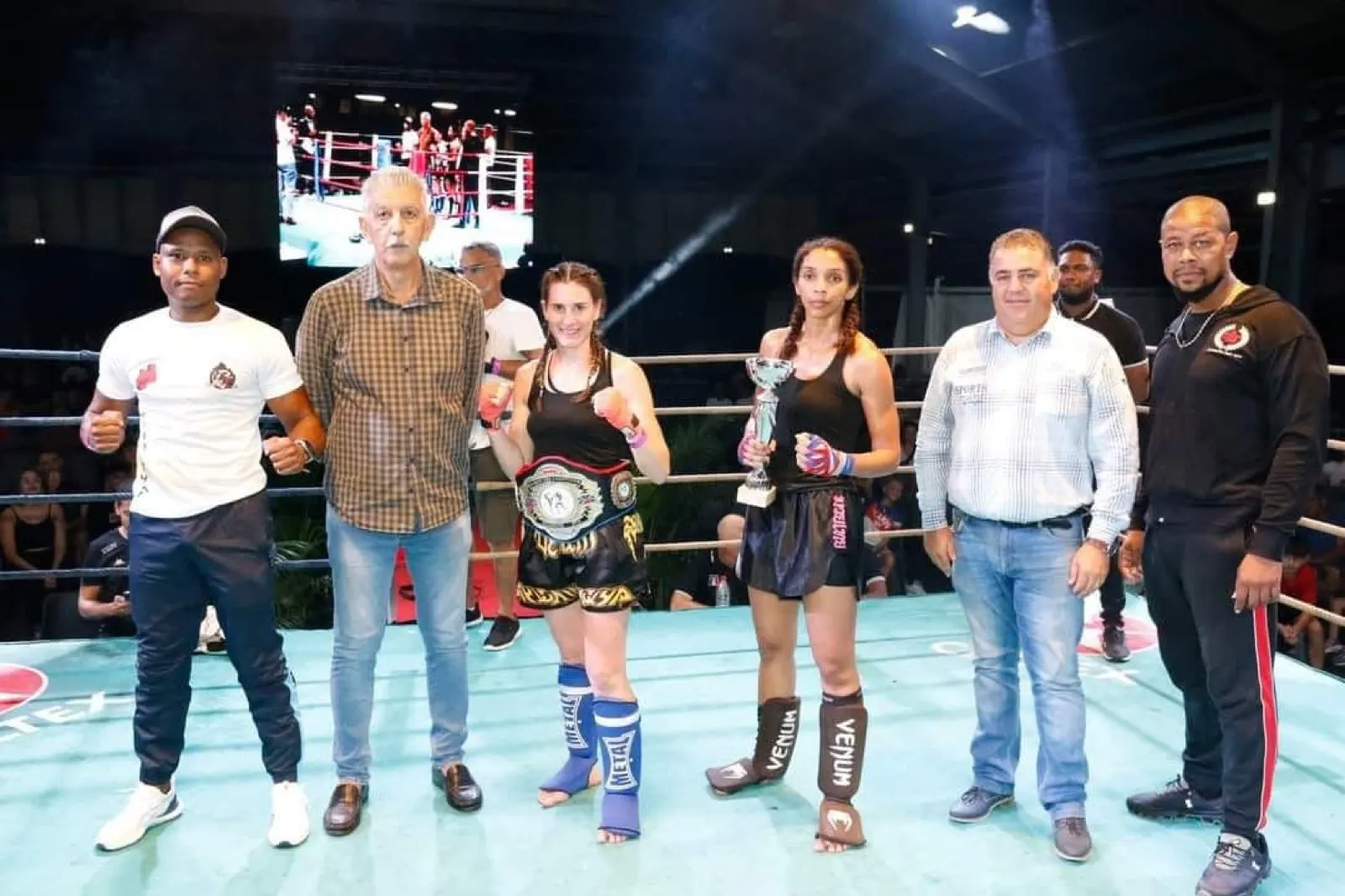Ceinture et trophée sur le ring
