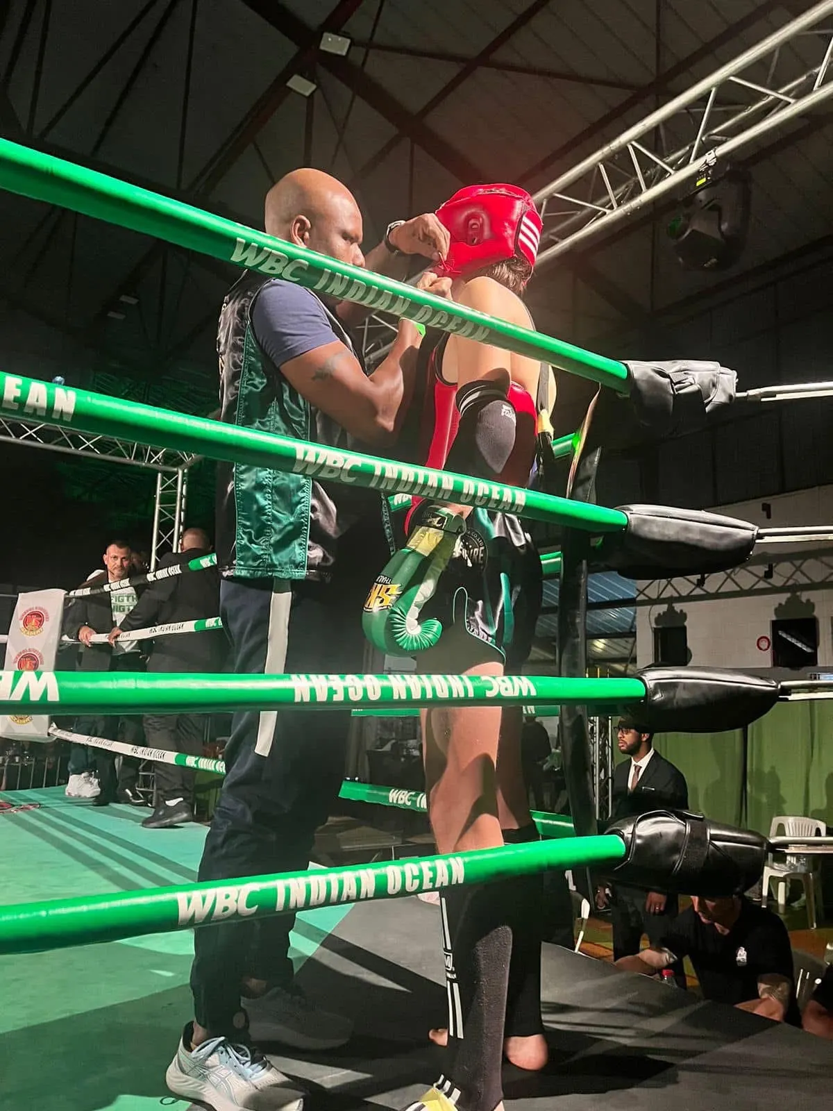 Dans le coin, entre les rounds